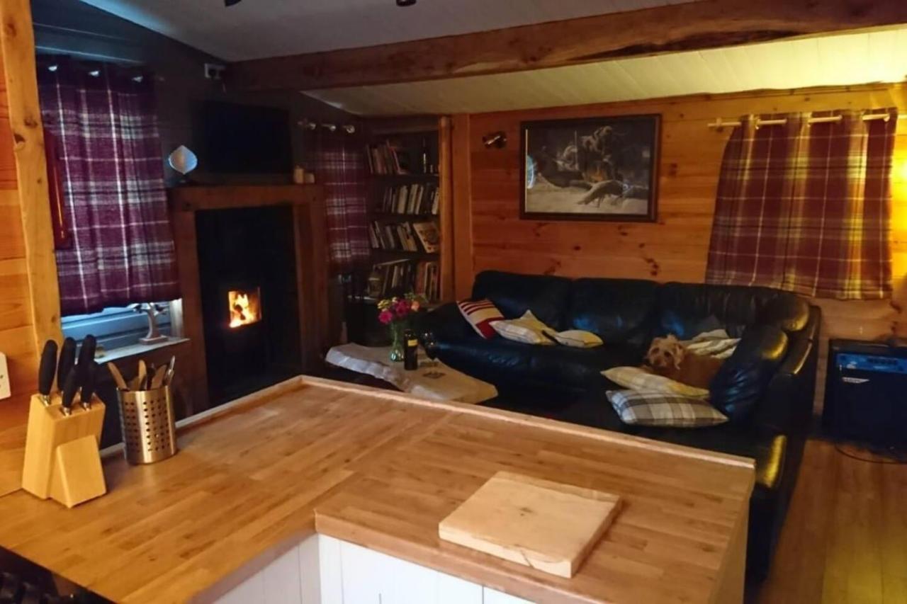 Charming 2-Bed Cabin In 萨顿科尔徳菲尔德 外观 照片